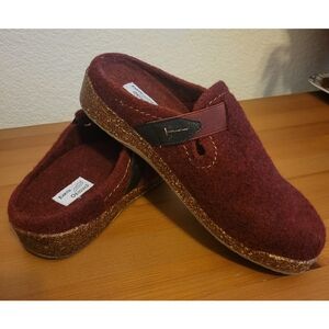 Earth Origuns Burgundy Wool Clogs with Cork Sole Size 7w So Cute